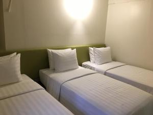 Uma cama ou camas num quarto em MySpace @Subic