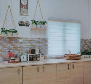 una cucina con bancone con piante e finestra di Spring Fields Homestay by Sizma a Semenyih
