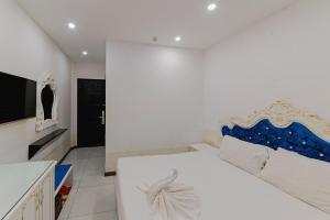 1 dormitorio con 1 cama grande y TV en Nostalgia Hotel and Spa en Hoi An