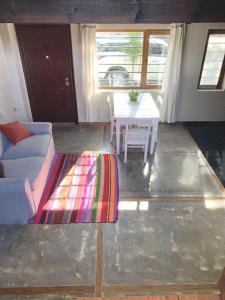 a living room with a couch and a table at Excepcional Centro Chascomus in Chascomús