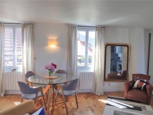 ein Wohnzimmer mit einem Tisch, Stühlen und einem Spiegel in der Unterkunft Appartement Compiègne, 3 pièces, 4 personnes - FR-1-526-33 in Compiègne