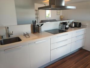 uma cozinha com armários brancos e um lavatório em Appartement Hendaye, 3 pièces, 6 personnes - FR-1-239-827 em Hendaye