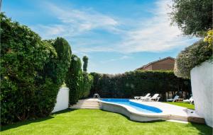 um quintal com uma piscina e um relvado em Amazing Home In Alella With 5 Bedrooms, Wifi And Outdoor Swimming Pool em Alella