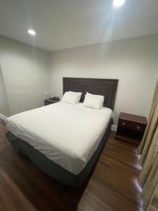 Giường trong phòng chung tại Lanai Motel