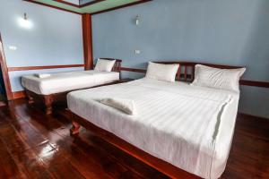 Katil atau katil-katil dalam bilik di Nongsak Riverside Guesthouse & Nongsak Guesthouse +20 gambar
