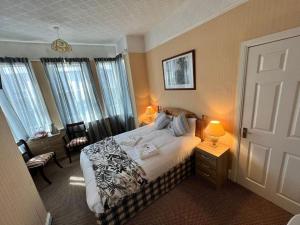Säng eller sängar i ett rum på Belvedere Guest House, Great Yarmouth