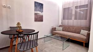 ein Wohnzimmer mit einem Tisch und einem Sofa in der Unterkunft Urban Luxus Studio II in Iraklio