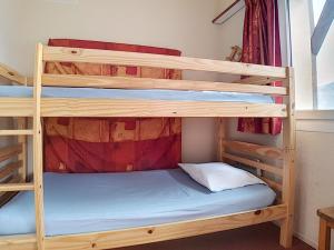 Двухъярусная кровать или двухъярусные кровати в номере Appartement Les Menuires, 2 pièces, 4 personnes - FR-1-344-1136