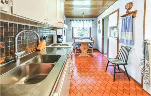 Η κουζίνα ή μικρή κουζίνα στο Amazing Home In Älmhult With Kitchen