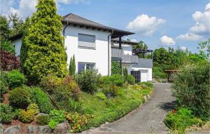 uma casa branca com um jardim em frente em Beautiful Apartment In Dillenburg With Kitchen em Dillenburg