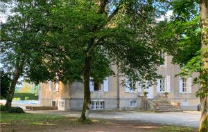 un gran edificio con árboles delante de él en Lovely Home In St Michel D,chavaignes With Outdoor Swimming Pool en Thorigné-sur-Dué