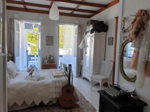 Katil atau katil-katil dalam bilik di Cabins on Tudor bed & breakfast