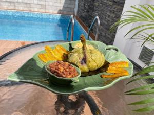 eine grüne Platte mit Lebensmitteln auf einem Tisch in der Unterkunft La Casita Verde in Tarapoto