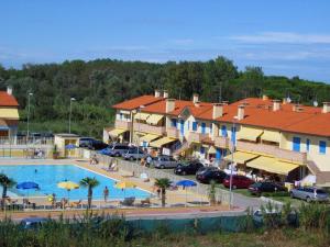 un complexe avec une piscine et un parking dans l'établissement Attractive Holiday Home in Rosolina near Lungomare Beach, à Rosolina