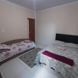 カンポス・ドス・ゴイタカゼスにあるApto Antonio 2の部屋にベッドが2つある寝室