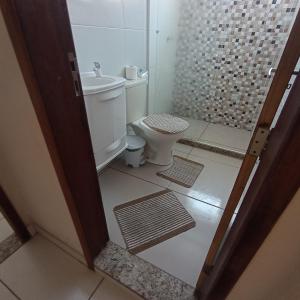 カンポス・ドス・ゴイタカゼスにあるApto Antonio 2のトイレと洗面台のあるバスルーム