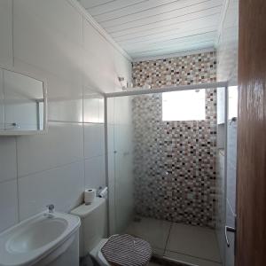 カンポス・ドス・ゴイタカゼスにあるApto Antonio 2のトイレ、洗面台、シャワー付きのバスルーム