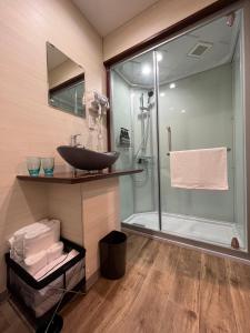 uma casa de banho com um lavatório e um chuveiro em HOTEL ERENOA em Nagoia