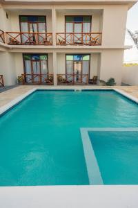 Swimming pool sa o malapit sa Ocean Breeze Hotel