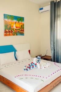 Una cama o camas en una habitación de Ocean Breeze Hotel