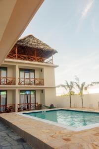 Swimming pool sa o malapit sa Ocean Breeze Hotel