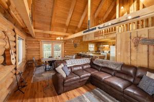 Khu vực ghế ngồi tại 19 - Moonlight Ridge home