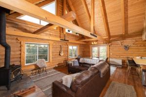 Khu vực ghế ngồi tại 19 - Moonlight Ridge home