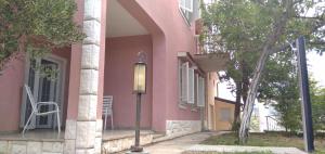 Budova, v ktorej sa apartmán nachádza