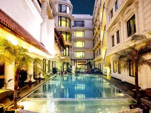 a large swimming pool in the middle of a building at Anandha Inn Convention Centre and Suites in Pondicherry