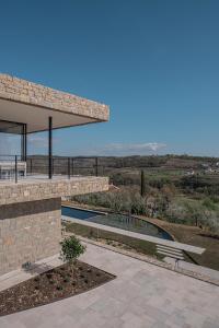 un edificio de piedra con un patio con piscina en Monte Piccolo B&B, en Buje