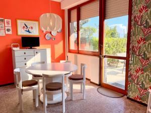 jadalnia ze stołem i krzesłami oraz oknem w obiekcie Villetta sul mare w mieście Francavilla al Mare
