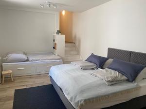 Giường trong phòng chung tại Ferienwohnung Brötzingen - EG