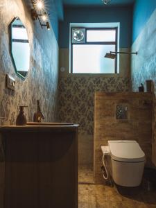 A bathroom at Le Fort Homestay