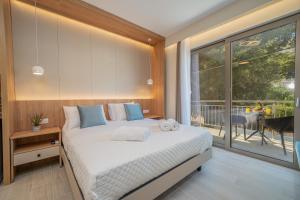 sypialnia z łóżkiem i dużym oknem w obiekcie Nicole Studios w mieście Agia Efimia