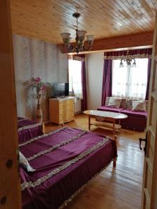 1 dormitorio con 2 camas y mesa. en Elida Guest House, en Shabla