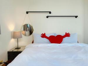 سرير أو أسرّة في غرفة في Azumaya guest house