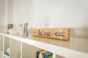 une étagère avec une horloge en bois dessus dans l'établissement Casa Agnès, à Port Mahon