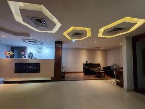 TV a/nebo společenská místnost v ubytování Orbit Hotel - Bagdogra
