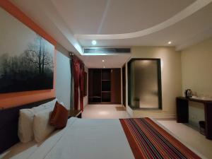 Postel nebo postele na pokoji v ubytování Orbit Hotel - Bagdogra