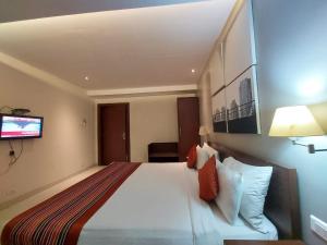 Postel nebo postele na pokoji v ubytování Orbit Hotel - Bagdogra