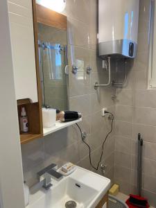 ein Badezimmer mit Waschbecken und Dusche in der Unterkunft Planinac 03 in Divčibare