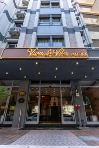 Um edifício com uma placa que lê Vince e o hotel em Viva La Vita Hotel em Konak