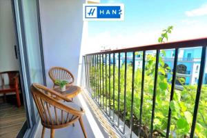 un balcone con due sedie e un cartello con la scritta xharma di S79 Happy Hana Hotel Phu Quoc a Phu Quoc Altre 3 foto