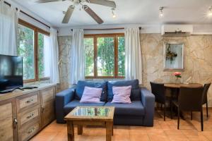 een woonkamer met een blauwe bank en een tafel bij Apart con terraza y vistas al mar in Calonge