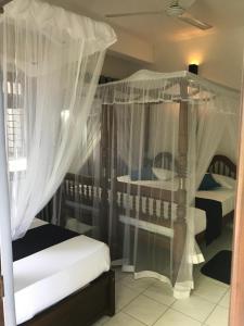 Postel nebo postele na pokoji v ubytování Unawatuna Beach Bungalow -