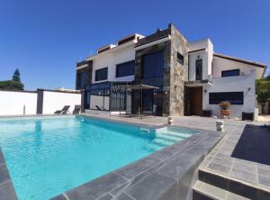 Bazén v ubytování CHALET CON PISCINA PRIVADA EN MAZAGÓN nebo v jeho okolí