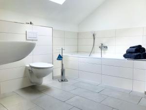 Ванная комната в moderne Ferienwohnung mit Balkon, Meerblick - Ferienresidenz Zwei BoddenFeWo 1-5