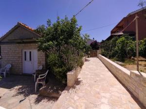 Fotografie z fotogalerie ubytování Detached Holiday house few steps from the beach v destinaci Veli Rat