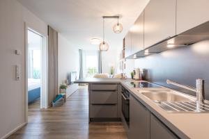- une cuisine avec un évier et un comptoir dans l'établissement Apartment N14 direkt am Nordseedeich mit Blick auf den See, à Nordstrand
