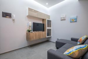 TV a/nebo společenská místnost v ubytování Appartamento a due passi dal mare